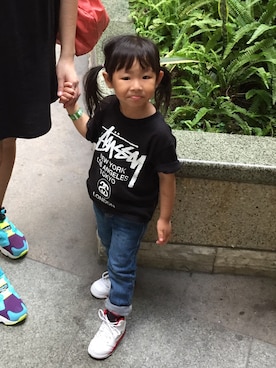 「STUSSY（ステューシー）のアイテム（Tシャツ/カットソー、ブラック系）」を使った、Jill & Willieさん（キッズ）の夏コーディネート