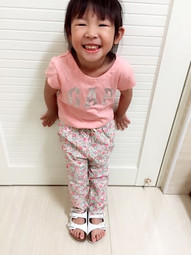 「GAP（ギャップ）のアイテム（Tシャツ/カットソー、オレンジ系）」を使った、Jill & Willieさん（キッズ）の夏コーディネート