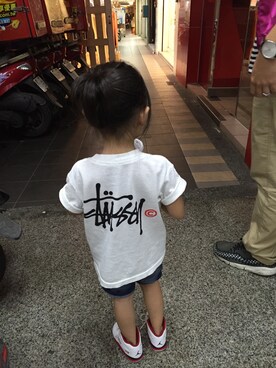 「STUSSY（ステューシー）のアイテム（Tシャツ/カットソー、ホワイト系）」を使った、Jill & Willieさん（キッズ）の秋コーディネート