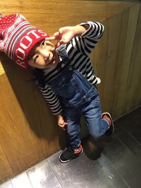 「UNIQLO（ユニクロ）のアイテム（Tシャツ/カットソー、ホワイト系）」を使った、Jill & Willieさん（キッズ）の冬コーディネート