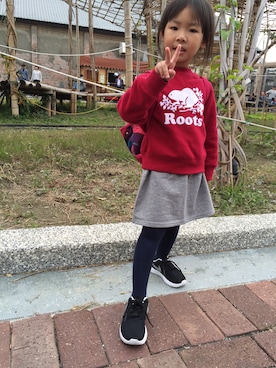 「roots（ルーツ）のアイテム（パーカー、レッド系）」を使った、Jill & Willieさん（キッズ）の冬コーディネート