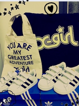 「X-girl first stage（エックスガールファーストステージ）のアイテム（Tシャツ/カットソー、ブルー系）」を使った、Jill & Willieさん（キッズ）の冬コーディネート