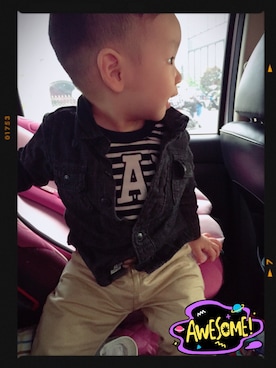 「GAP（ギャップ）のアイテム（Tシャツ/カットソー、ブルー系）」を使った、Jill & Willieさん（キッズ）の冬コーディネート