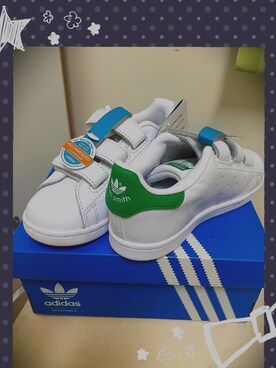 「adidas Originals（アディダスオリジナルス）のアイテム（スニーカー、ホワイト系）」を使った、Jill & Willieさん（キッズ）の春コーディネート