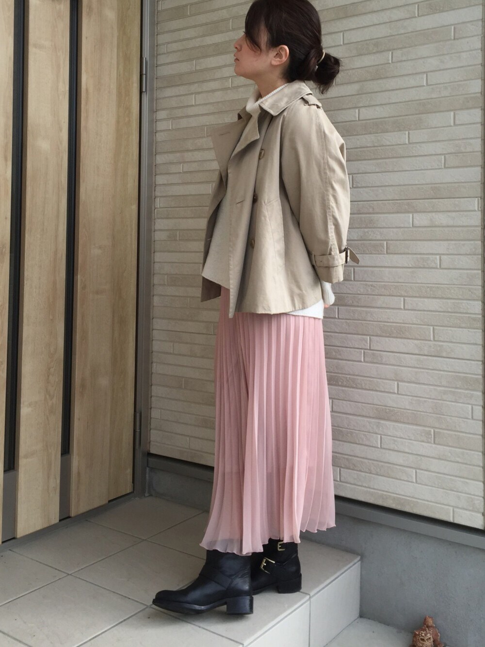 ホワイト系のニット/セーター、ベージュ系のトレンチコート、ピンク系のスカートを着用したレディースの春コーディネートの1枚目の写真