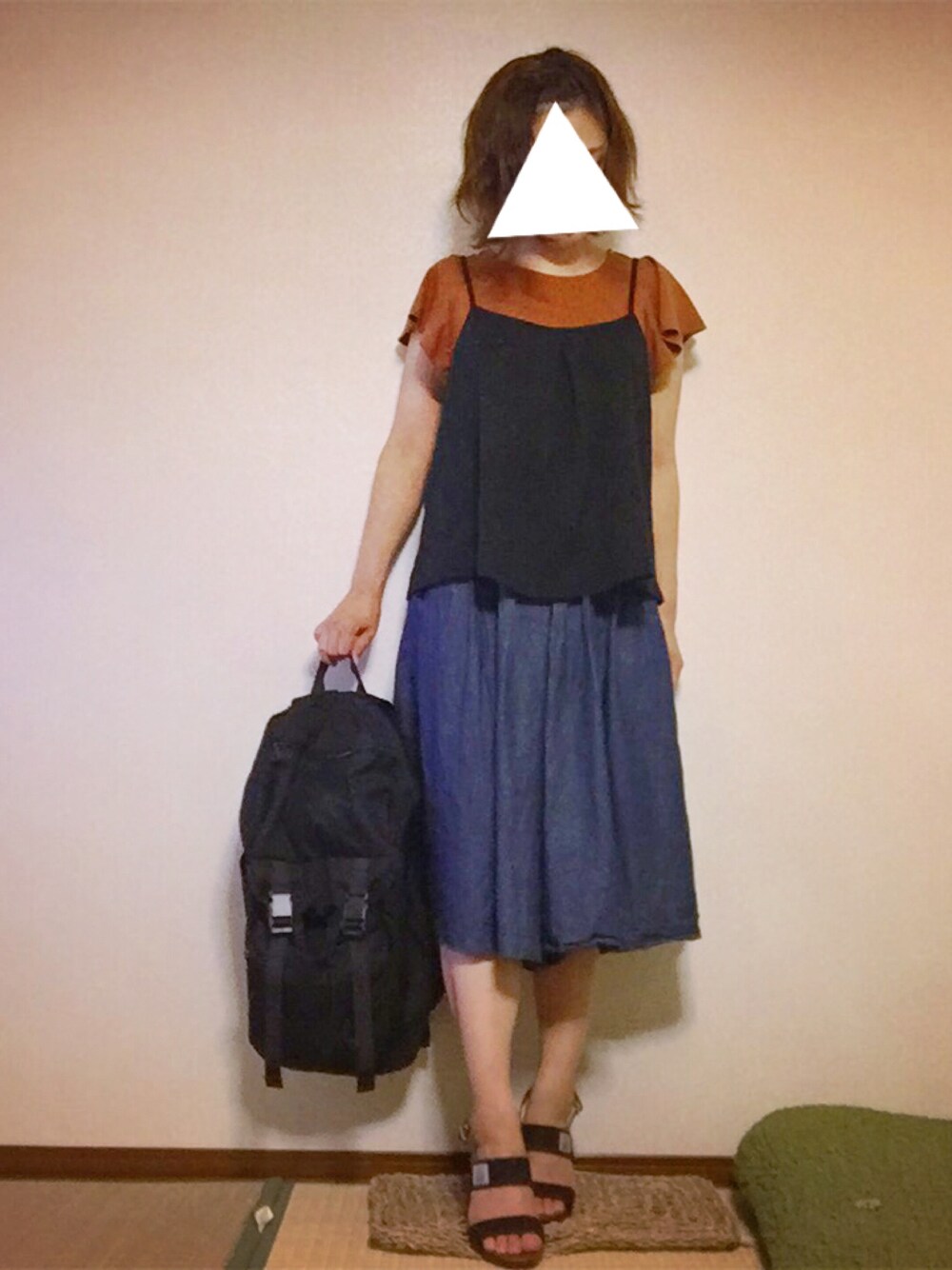ブルー系のその他パンツ、ブラック系のキャミソール、ブラウン系のTシャツ/カットソーを着用したレディースの秋コーディネートの1枚目の写真
