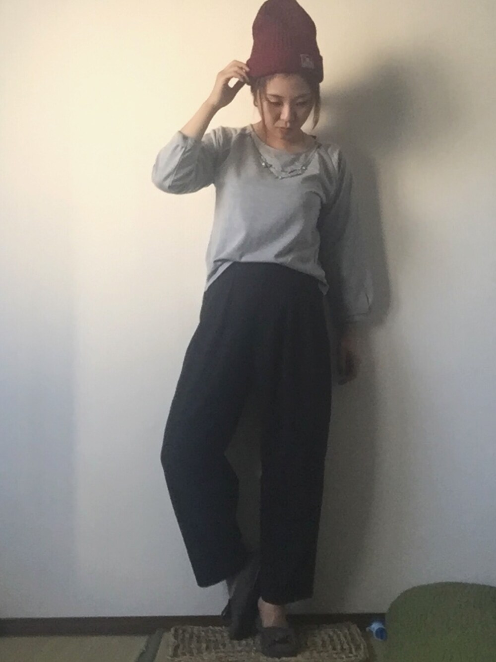 グレー系のTシャツ/カットソー、ブラック系のその他パンツ、グレー系のモカシン/デッキシューズを着用したレディースの秋コーディネートの1枚目の写真