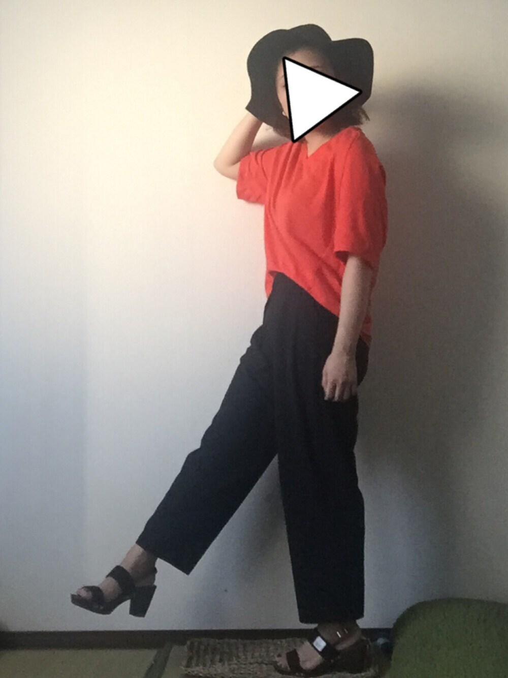 レッド系のTシャツ/カットソー、ブラック系のその他パンツ、ブラウン系のサンダルを着用したレディースの秋コーディネートの1枚目の写真