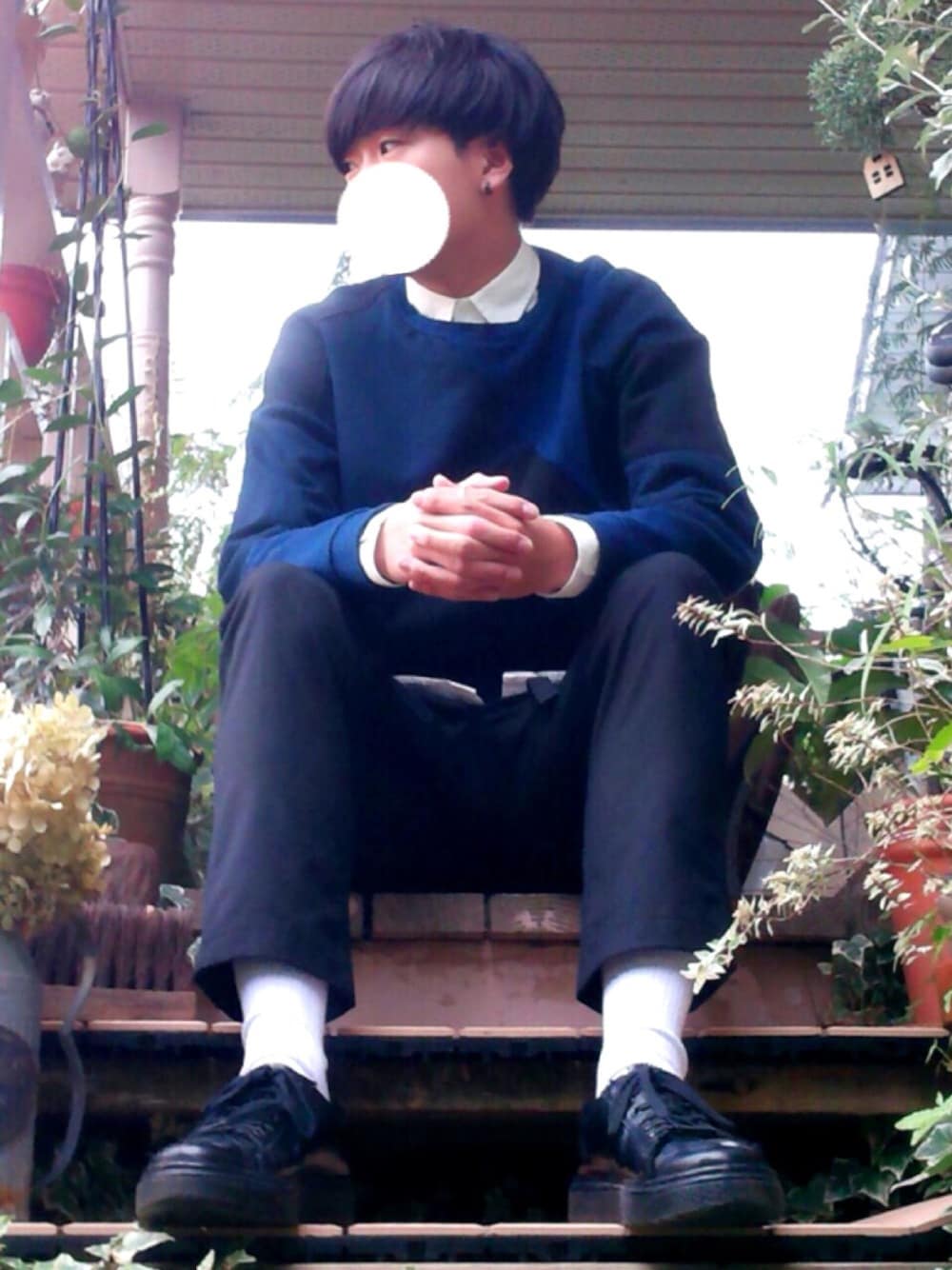 「秋のコーデ、シンプル、パッチワーク、パッチワークスウェット、スラックス、白シャツ、Dr.Martens」｜「STUDIOUSのSTUDIOUS パッチワークスウェット 【先行予約】（スウェット、ブルー系）」を使った、ケージさん（メンズ・175cm）の秋コーディネートの1枚目の写真