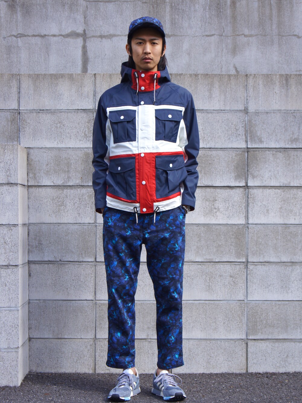 「White Mountaineering、adidas originals」｜「WHITE MOUNTAINEERINGのSAITOS NYLON TAFFETA 3LAYER CONTRAST MOUNTAIN PARKA（マウンテンパーカー、その他）」を使った、DOGDAYSさん（メンズ・172cm）の冬コーディネートの1枚目の写真