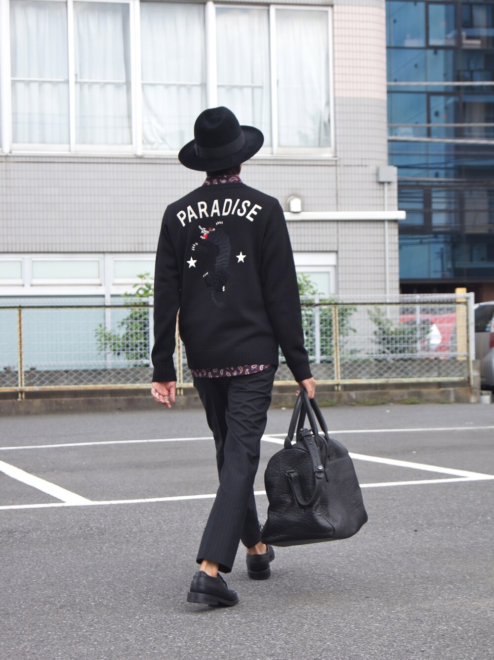 「 Tricker's、WACKO MARIA 、 PARABELLUM」｜「WACKO MARIAのCLASSIC CREW NECK SWEATER (TYPE-05)（ニット/セーター、ブラック系）」を使った、DOGDAYSさん（メンズ・172cm）の秋コーディネートの1枚目の写真
