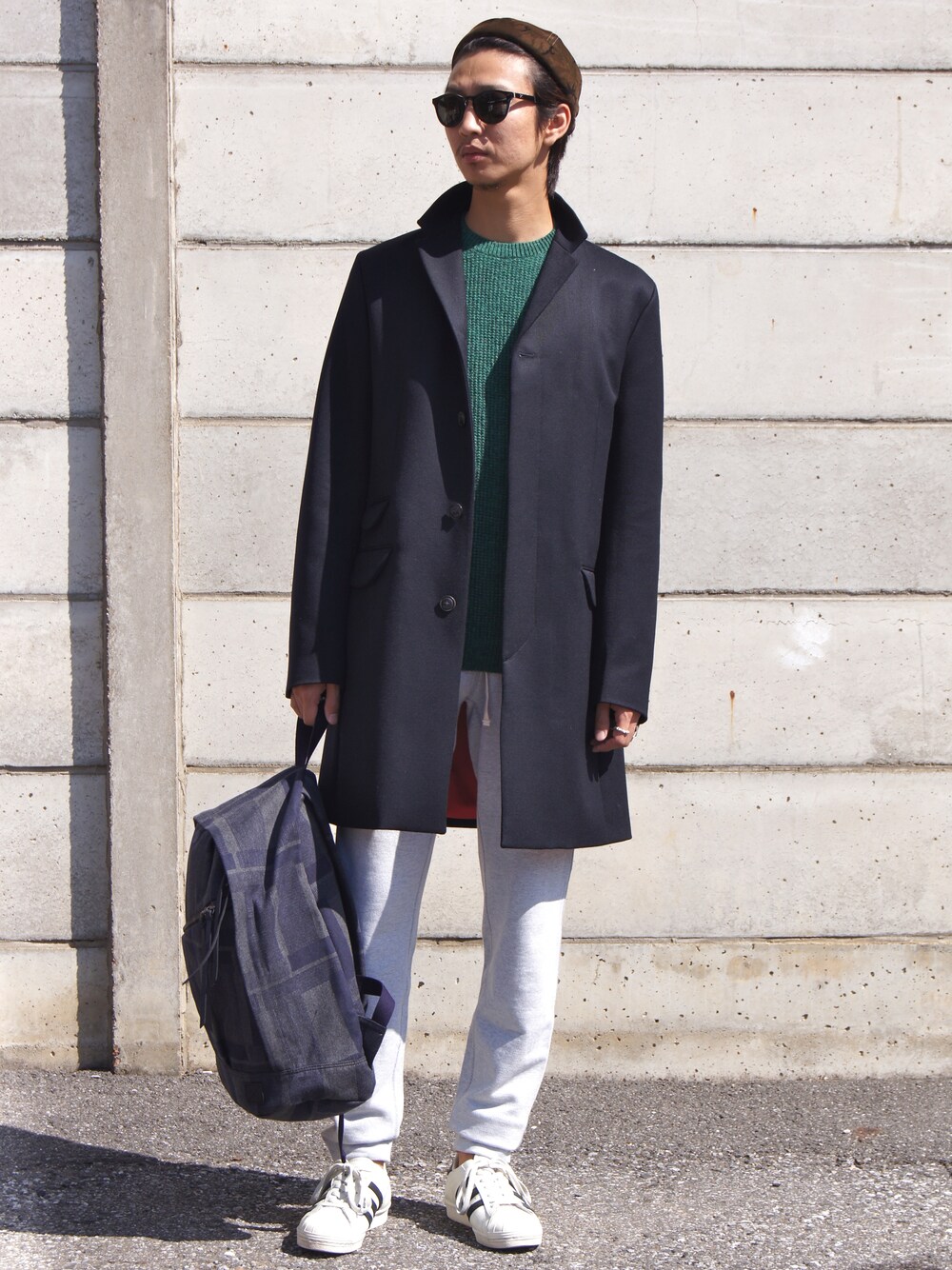 ブラック系のチェスターコートを着用したメンズの秋コーディネートの1枚目の写真