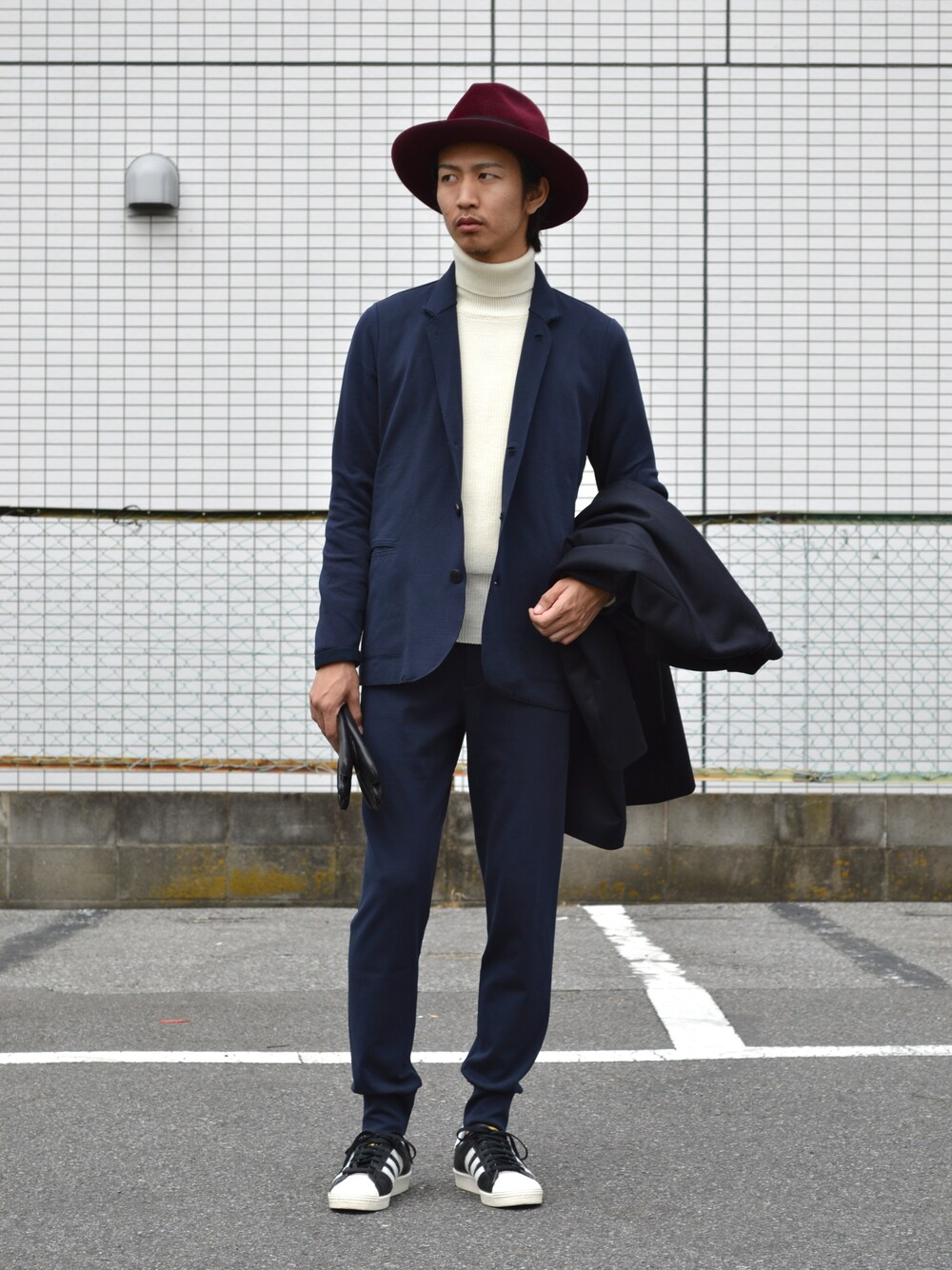 ブラック系のその他アウターを着用したメンズの秋コーディネートの1枚目の写真