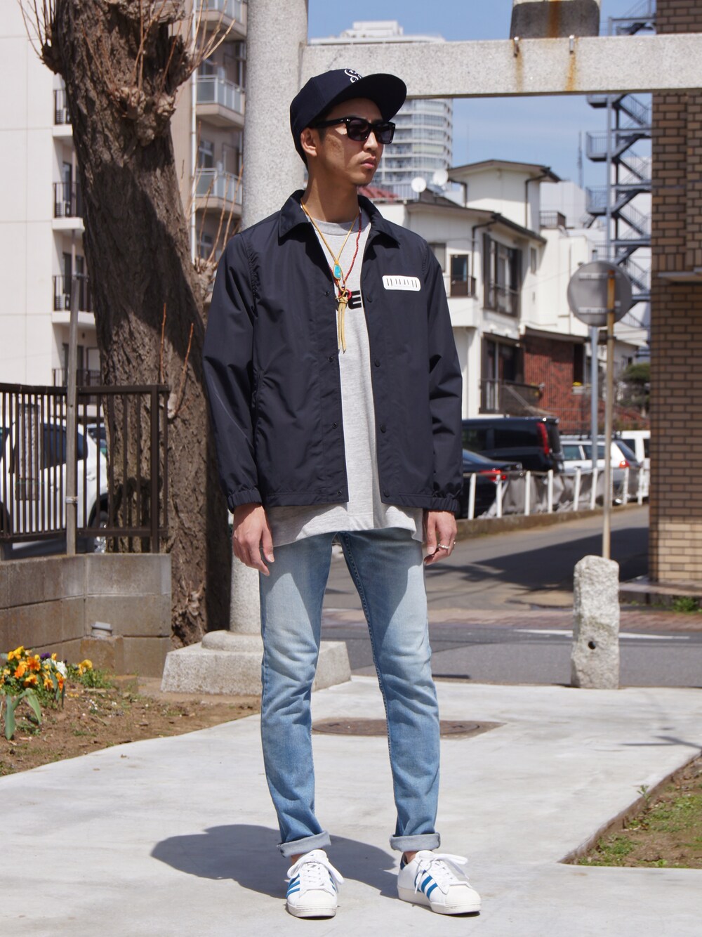 グレー系のTシャツ/カットソーを着用したメンズの春コーディネートの1枚目の写真