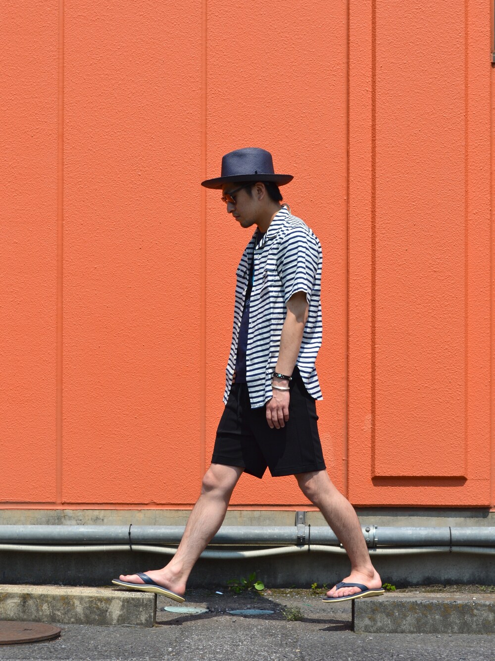 ホワイト系のシャツ/ブラウスを着用したメンズの春コーディネートの1枚目の写真