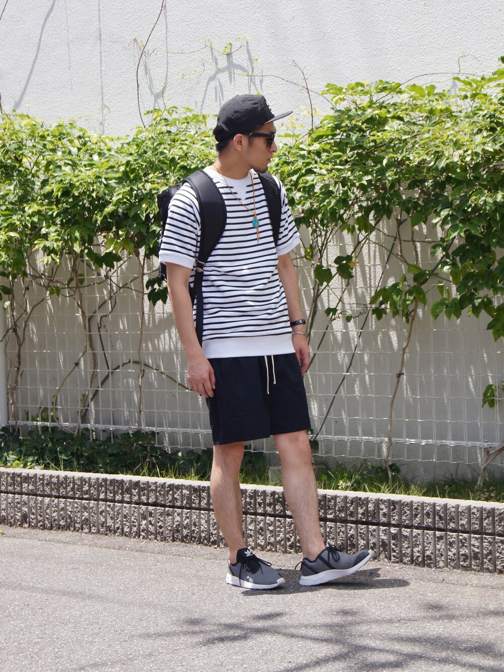 ブラック系のその他パンツを着用したメンズの夏コーディネートの1枚目の写真