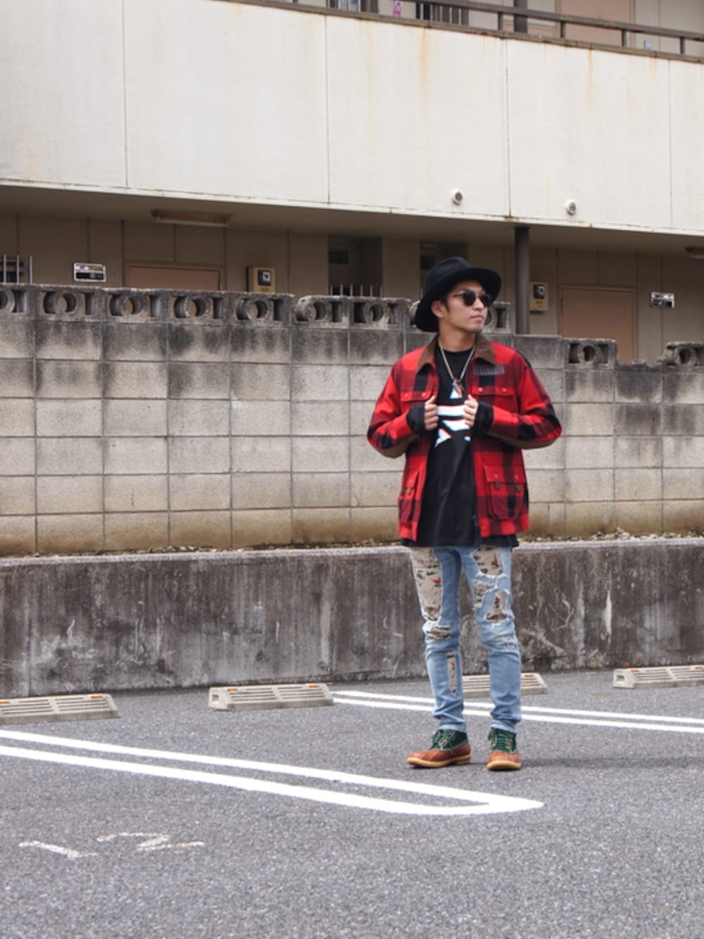 「 visvim、 WACKO MARIA、White Mountaineering、 TW-01_GROSGRAIN RIBBON、 CONVERSE TOKYO ONE 、 BUFFALO CHECK RAGLAN LUGGAGE JACKET、 HUNTING PATTERN PRINTED PATCH DENIM PANTS、 ビックシルエットロング T シャツ、 DECOY DUCK MID - FOLK」｜「WHITE MOUNTAINEERINGのBUFFALO CHECK RAGLAN LUGGAGE JACKET（ブルゾン、レッド系）」を使った、DOGDAYSさん（メンズ・170cm）の夏コーディネートの1枚目の写真