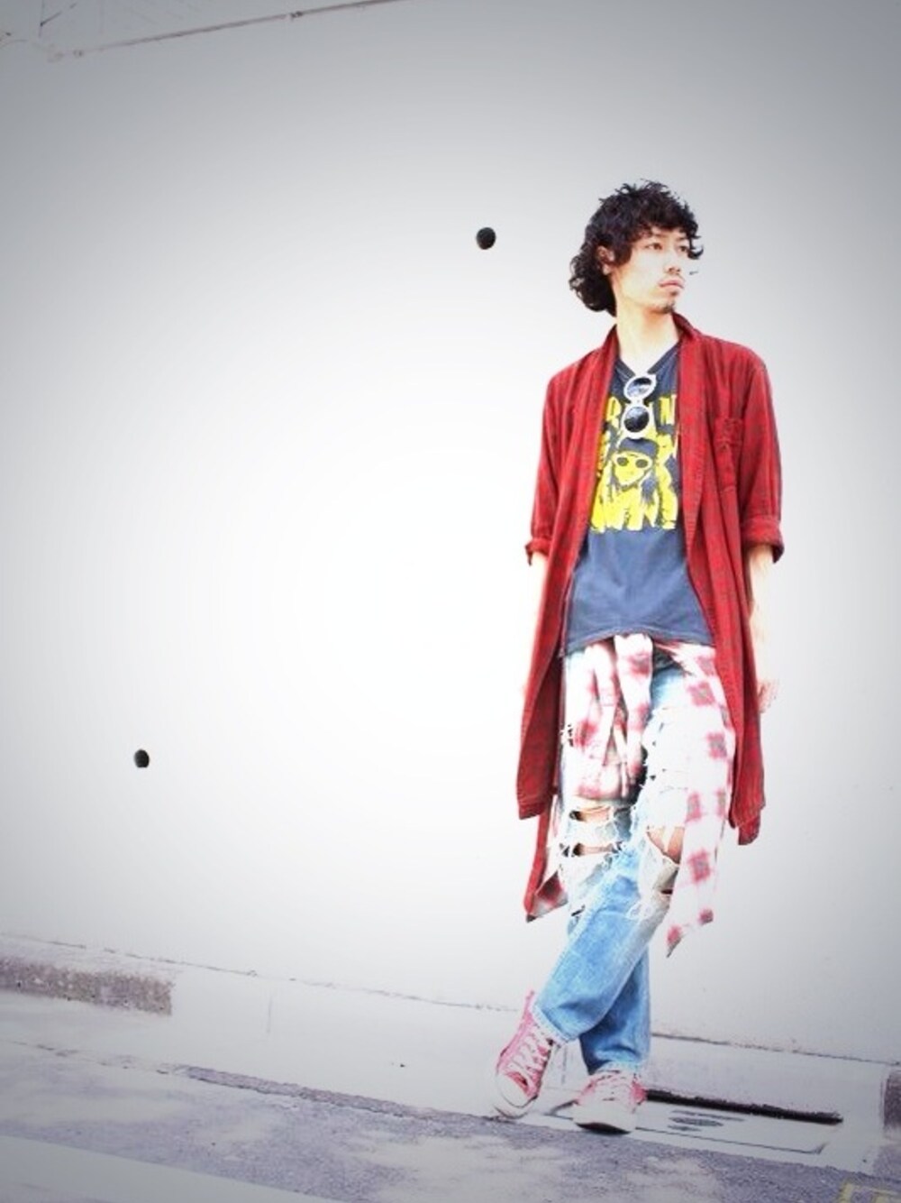 「古着、コンバース、シャツ、Tシャツ、サングラス、バンドT、ダメージデニムパンツ、グランジ、全身古着」｜「Calvin Kleinのcheck gaun（その他アウター、レッド系）」を使った、DoLuKE 橋本さん（メンズ・174cm）の春コーディネートの1枚目の写真