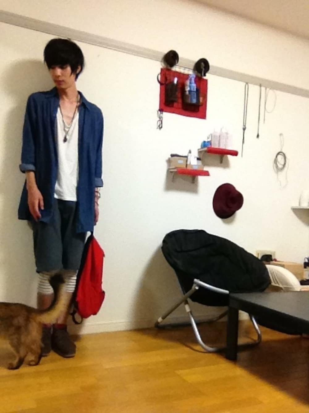 レッド系のバックパック/リュックを着用したメンズの春コーディネートの1枚目の写真