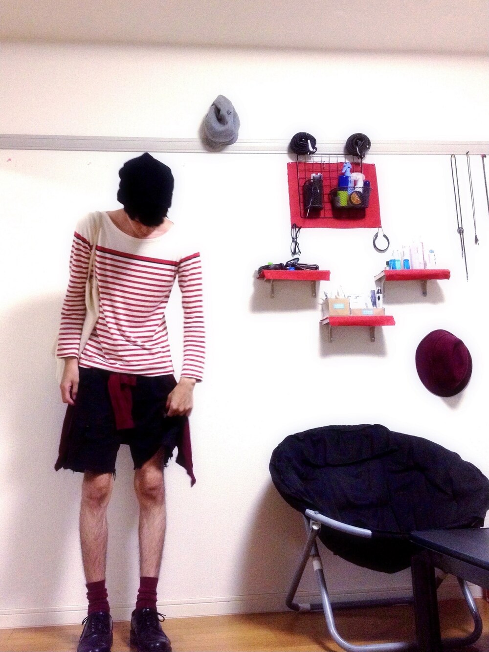 「ボーダー、ハーフパンツ、ソックス、レザーシューズ、ニット帽、無印良品、腰巻きスタイル」｜「ABAHOUSEのアイテム（CD、ホワイト系）」を使った、encore.さん（メンズ・179cm）の夏コーディネートの1枚目の写真