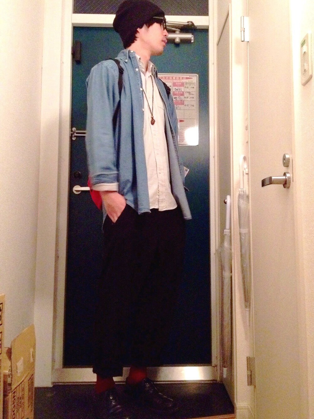 ブラック系のニットキャップ/ビーニー、ホワイト系のその他、ホワイト系のその他を着用したメンズの秋コーディネートの1枚目の写真