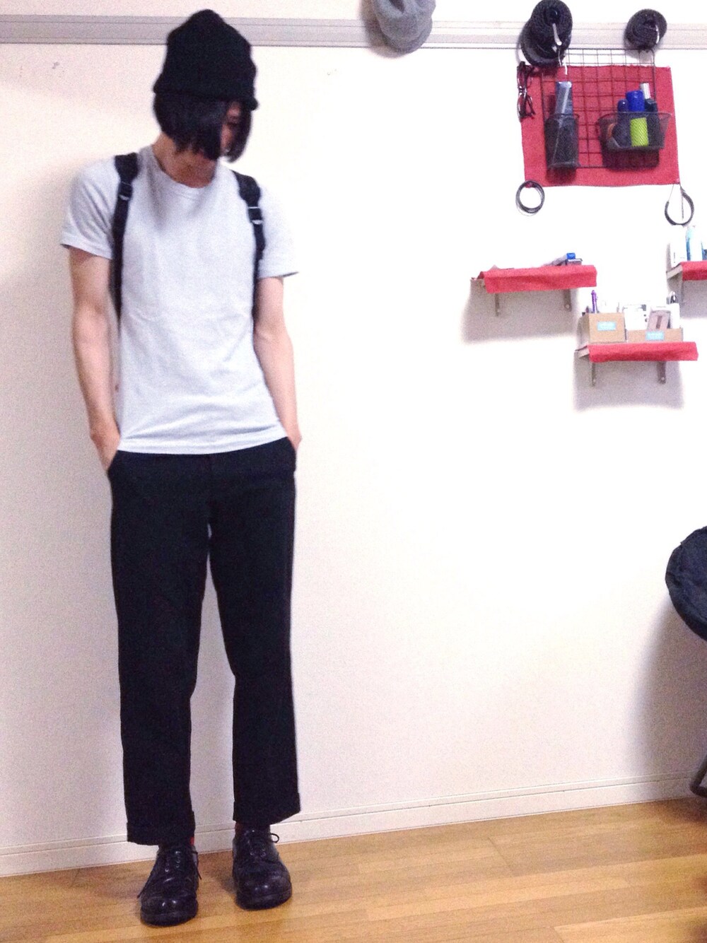 ブルー系のTシャツ/カットソー、ブラック系のチノパンツ、ブラック系のドレスシューズを着用したメンズの夏コーディネートの1枚目の写真