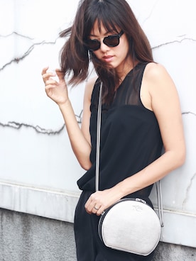 「アイテム（ボディバッグ/ウエストポーチ、シルバー系）」を使った、Valerie Lim ♛さん（レディース・179cm）の秋コーディネート