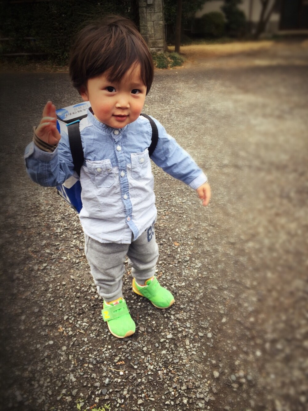 「スエット×シャツ、スエットパンツ」｜「no brandのbuss lightyear（バックパック/リュック、その他）」を使った、chihiroさん（キッズ・80cm）の冬コーディネートの1枚目の写真