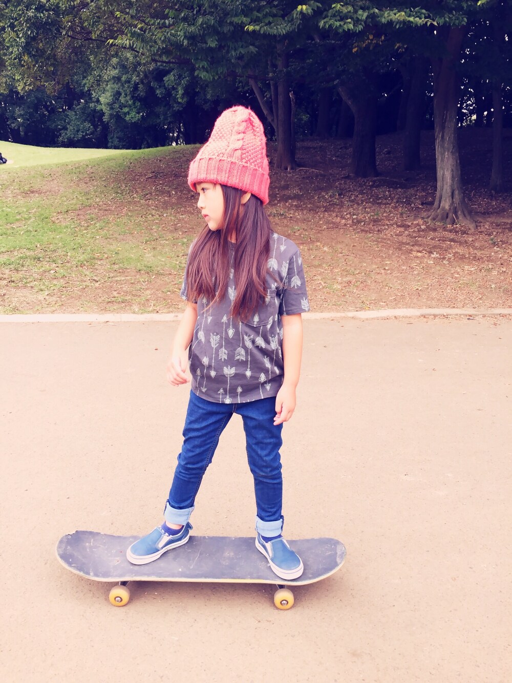 「スケボー女子、スケボー」｜「GAPのアイテム（Tシャツ/カットソー、グレー系）」を使った、chihiroさん（キッズ・110cm）の秋コーディネートの1枚目の写真