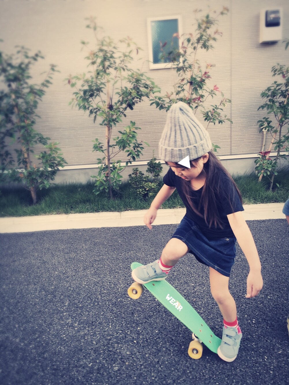 「スケボー女子、ニット帽、デニムスカート、マクドナルド 靴下」｜「GUのアイテム（ニットキャップ/ビーニー、グレー系）」を使った、chihiroさん（キッズ・110cm）の秋コーディネートの1枚目の写真
