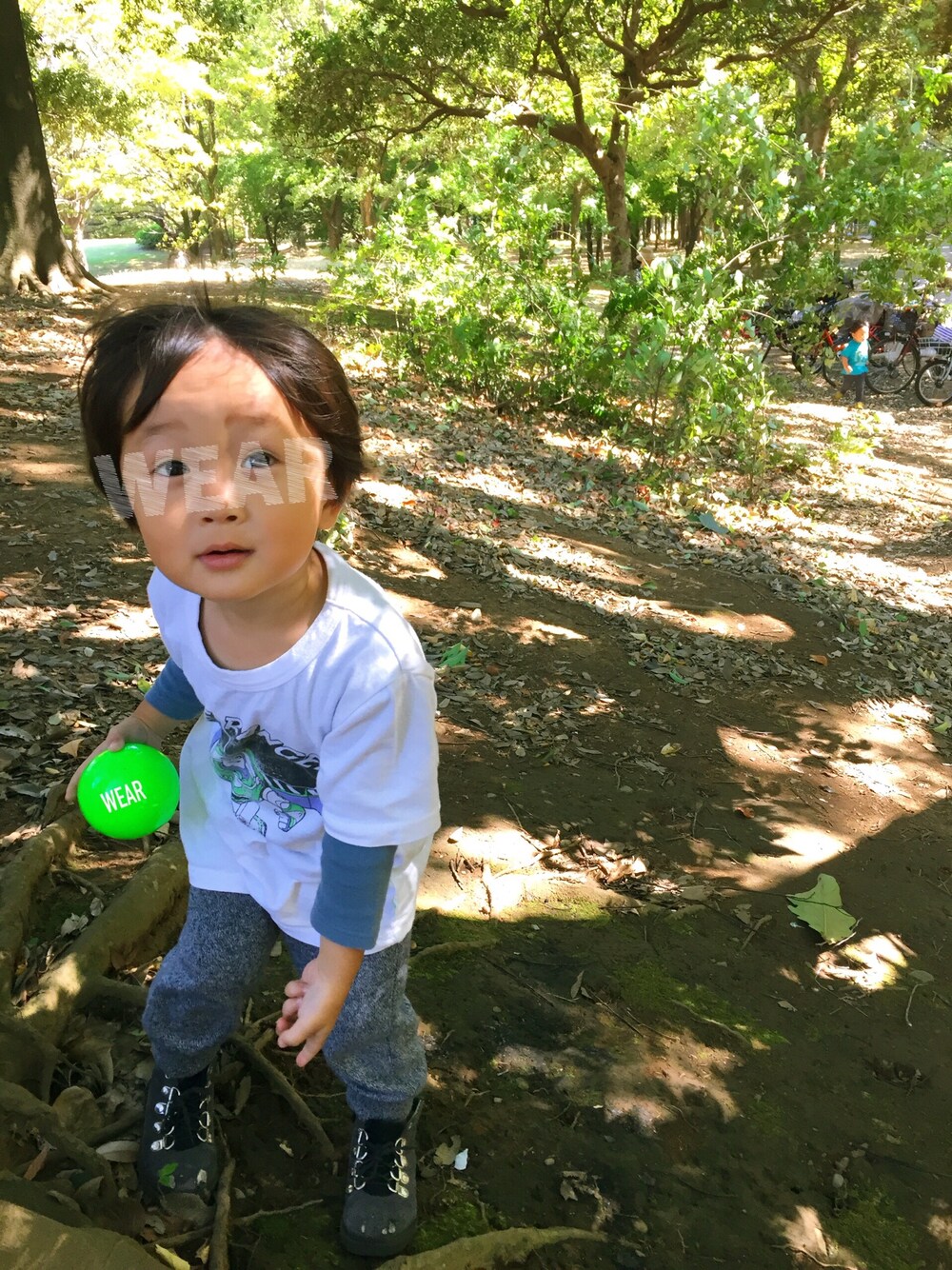 「バズライトイヤー、公園」｜「BEAMS miniのアイテム（Tシャツ/カットソー、ホワイト系）」を使った、chihiroさん（キッズ・80cm）の秋コーディネートの1枚目の写真