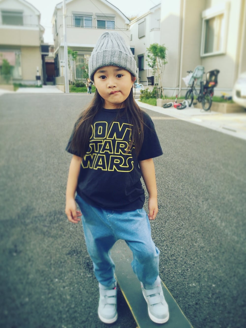 「スケボー女子、ジーンズ」｜「munsterのアイテム（Tシャツ/カットソー、ブラック系）」を使った、chihiroさん（キッズ・110cm）の秋コーディネートの1枚目の写真