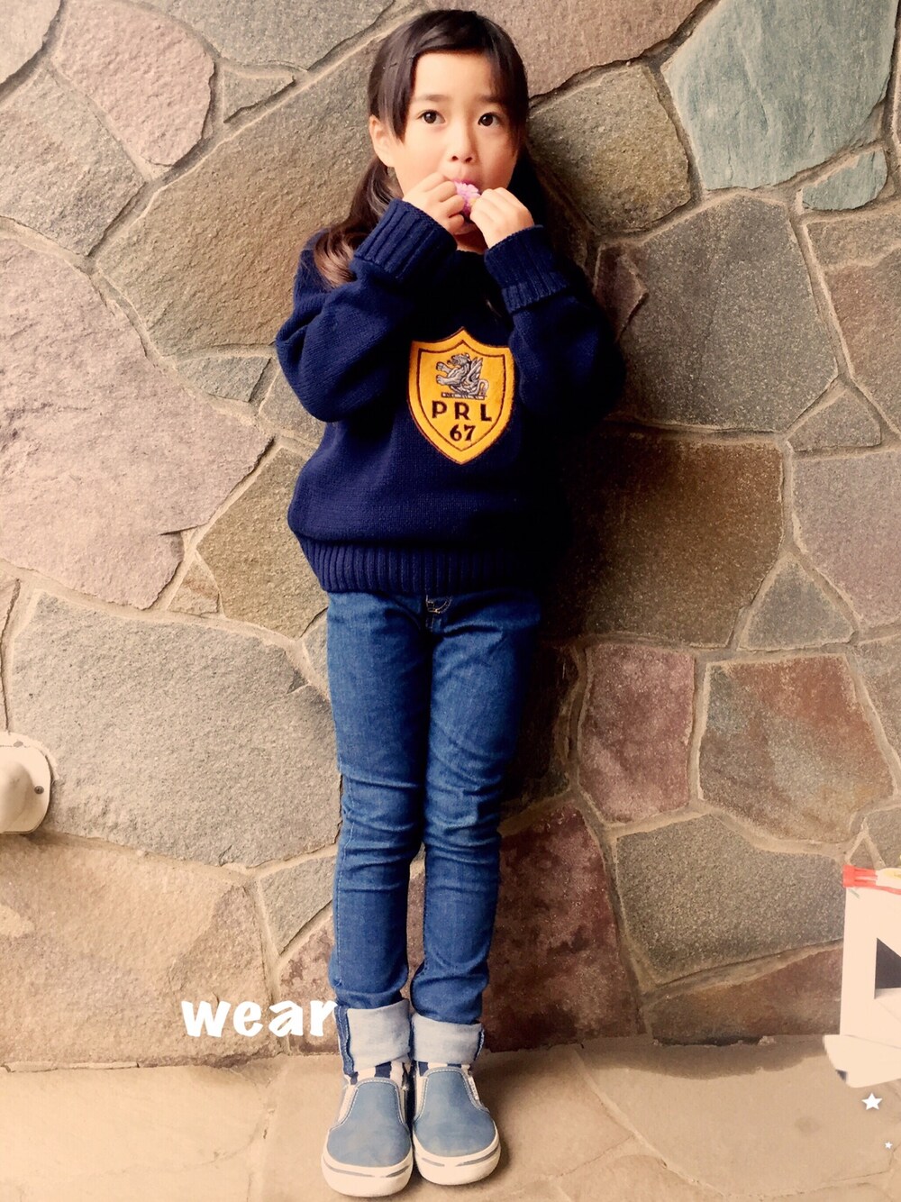 「トラッド、ジーンズ、キッズコーデ」｜「POLO RALPH LAURENのアイテム（ニット/セーター、ブルー系）」を使った、chihiroさん（キッズ・110cm）の秋コーディネートの1枚目の写真