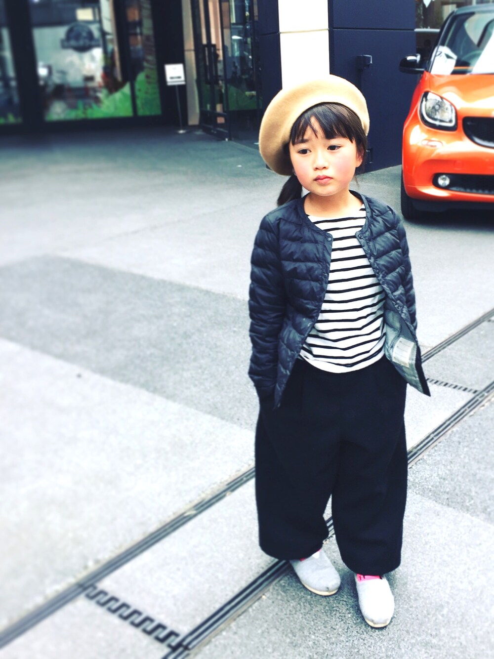 「ボーダー、ワイドパンツ、UNIQLO、ゆるコーデ、不機嫌、ベレー帽」｜「UNIQLOのアイテム（ダウンジャケット/コート、ブラック系）」を使った、chihiroさん（キッズ・110cm）の春コーディネートの1枚目の写真
