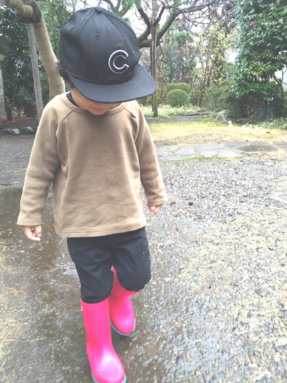 「雨の日コーデ、UNIQLO、uu、レインブーツ、3歳、おさがり」｜「no brandのアイテム（Tシャツ/カットソー、グリーン系）」を使った、chihiroさん（キッズ・90cm）の春コーディネートの1枚目の写真