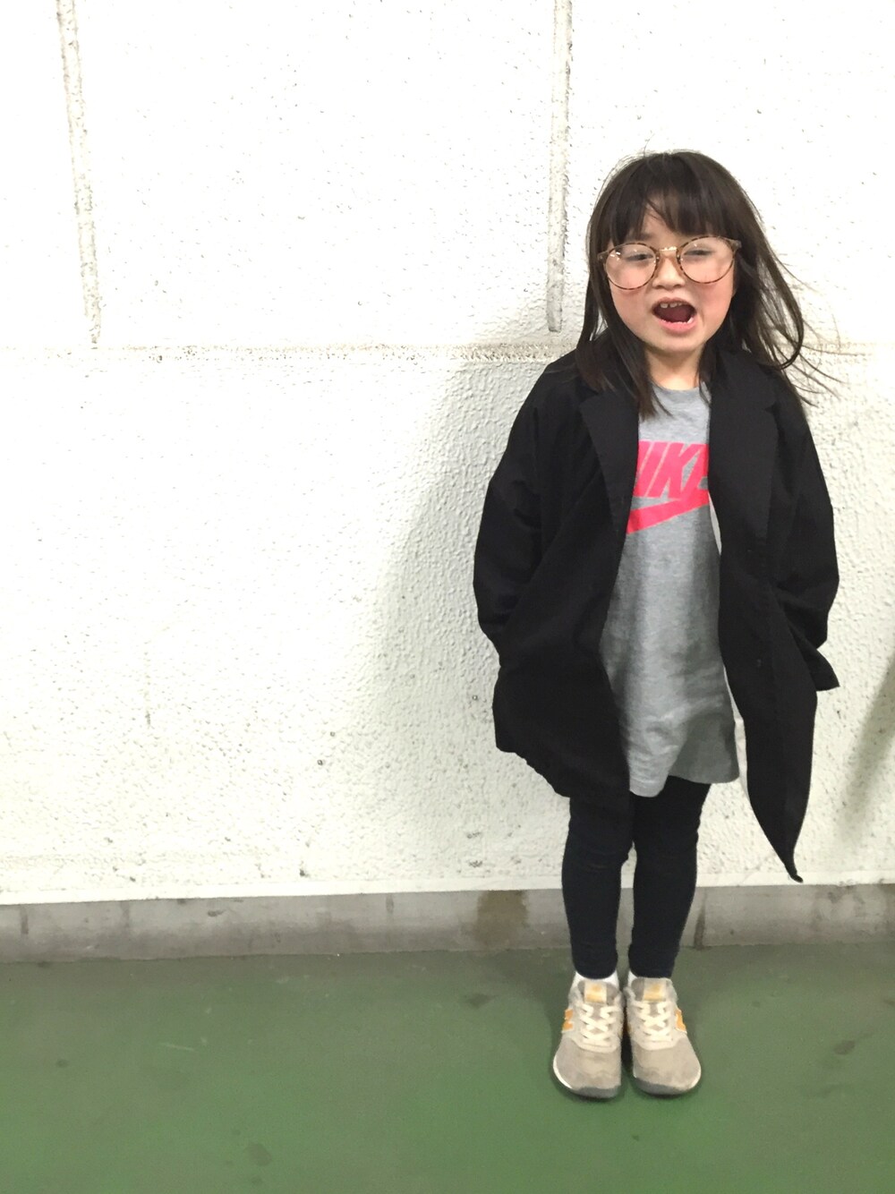 「シンプルコーデ、NIKE、ブラック、めがね」｜「韓国服のアイテム（テーラードジャケット、ブラック系）」を使った、chihiroさん（キッズ・110cm）の春コーディネートの1枚目の写真