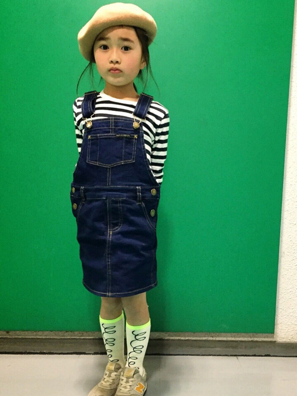 「kids、サロペットスカート、ボーダー、ベレー帽、蛍光イエロー」｜「GLOBAL WORKのアイテム（ハンチング/ベレー帽、ベージュ系）」を使った、chihiroさん（キッズ・110cm）の春コーディネートの1枚目の写真