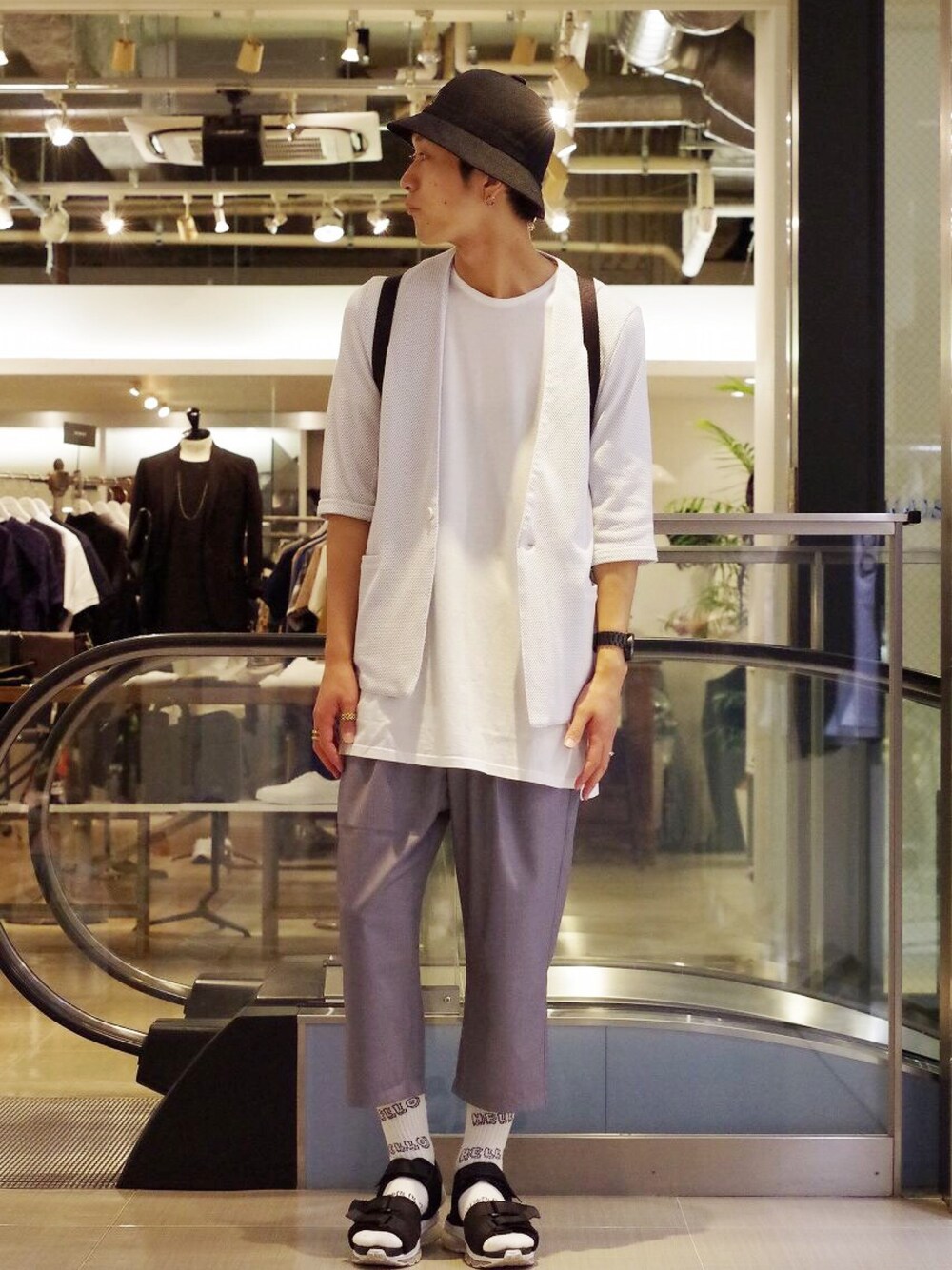 「Lui's、夏コーデ、ソックス×サンダル、靴下 × サンダル、サンダルに靴下、モノトーン、KANGOL、ビッグT、リュック、ゆるコーデ」｜「KANGOLのアイテム（ハット、ブラック系）」を使った、アライ@youtubeさん（メンズ・176cm）の夏コーディネートの1枚目の写真