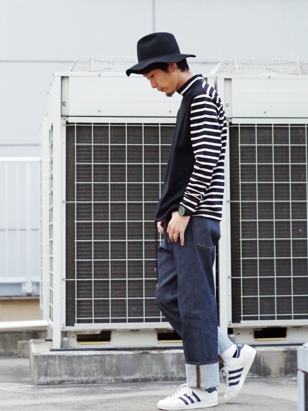 「lot holon、Lui's、adidas、superstar80's、デニム、ワイドパンツ、ツバ広ハット、秋のコーデ、スニーカーコーデ」｜「Lui'sのLui's(ルイス) ロングブリムハット（ハット、ブルー系）」を使った、アライ@youtubeさん（メンズ・176cm）の夏コーディネートの1枚目の写真