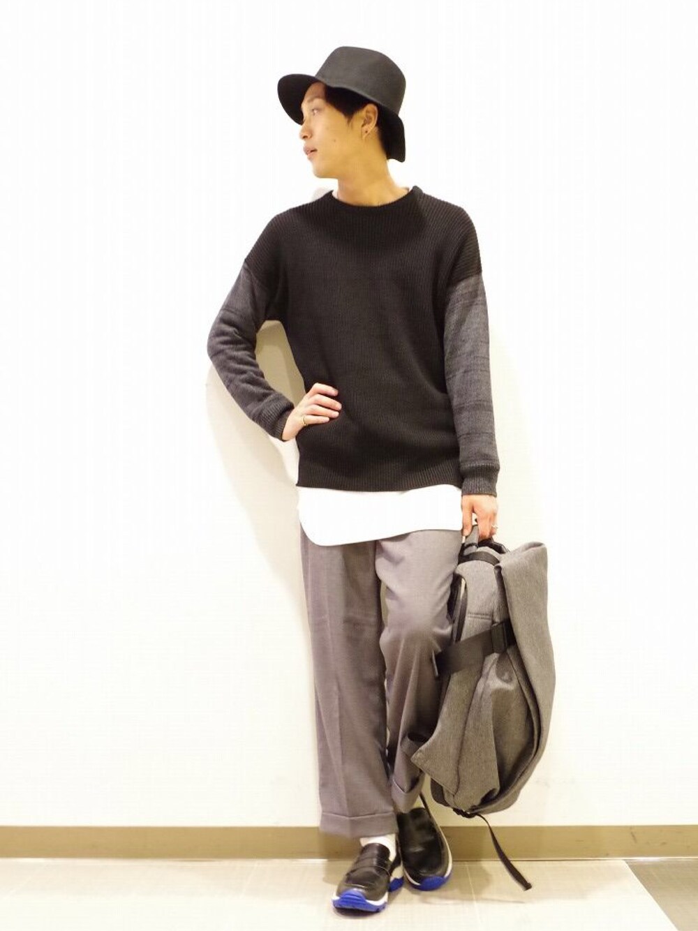 「モノトーン、ワイドパンツ、グレーパンツ、革靴、ツバ広ハット、cote et ciel、ニット、ゆるコーデ、ゆるパンツ、Lui's」｜「Lui'sのLui's(ルイス) 袖切り替えドルマンニット（ニット/セーター、ブラック系）」を使った、アライ@youtubeさん（メンズ・176cm）の秋コーディネートの1枚目の写真