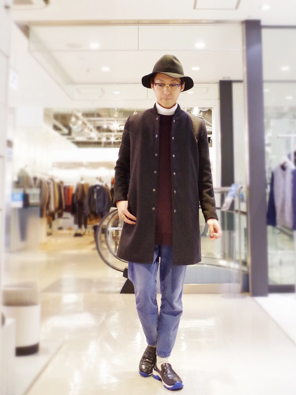 「ロング丈、コート、冬、タートルネック、ツバ広ハット、金子眼鏡、Lui's、デニム、白ソックス、スタジャン」｜「Lui'sのLui's(ルイス) ロングブリムハット（ハット、ブラック系）」を使った、アライ@youtubeさん（メンズ・176cm）の秋コーディネートの1枚目の写真