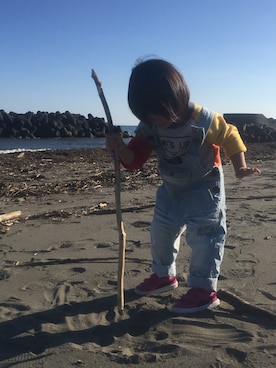 「海」｜「アイテム（サロペット/オーバーオール）」を使った、cocotora さん（キッズ・100cm）の冬コーディネート