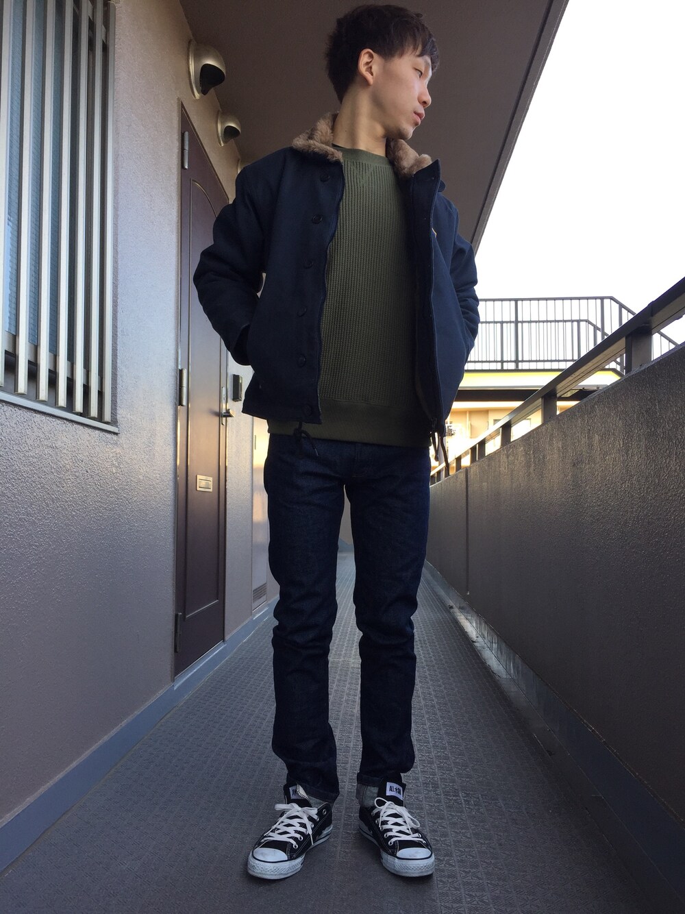 ブルー系のジャケット/アウター、グリーン系のトップス、ブルー系のデニムパンツを着用したメンズの冬コーディネートの1枚目の写真