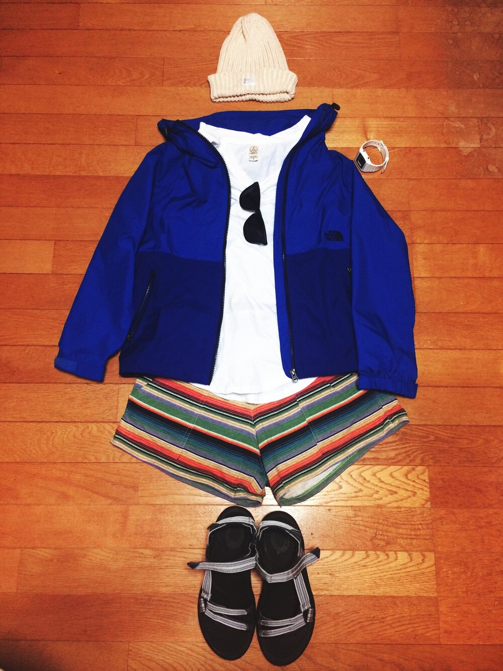 「柄パンツ、カジュアル、アウトドアスタイル、ショーパン、フェススタイル、THE NORTH FACE、タンクトップ、CASIO」｜「atmos/atmos girlsのThe North Face Hyvent RAIN Poncho [ザノースフェイス ハイベント レインポンチョ]（ポンチョ、ブルー系）」を使った、♡mari♡さん（レディース・164cm）の夏コーディネートの1枚目の写真