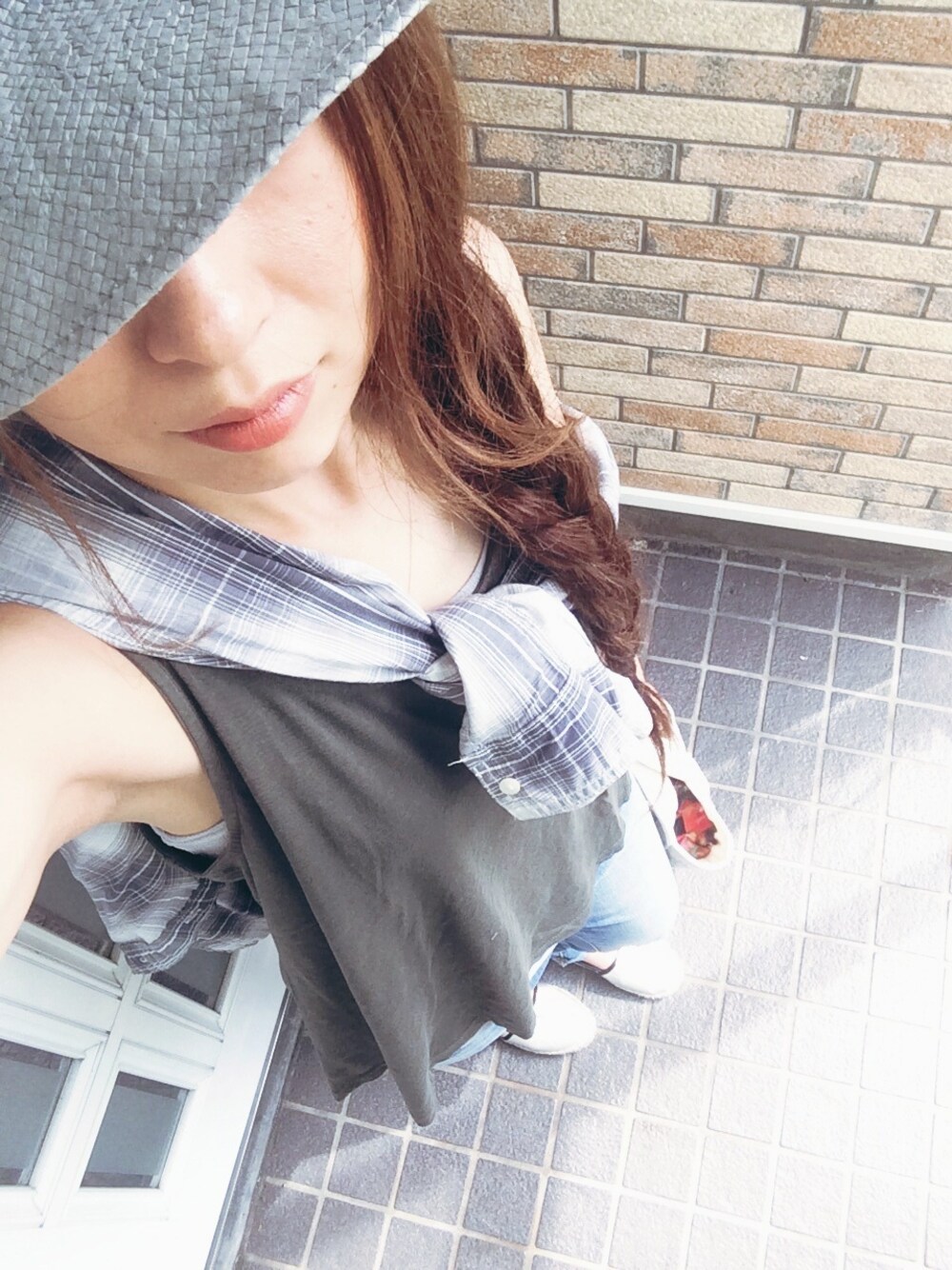 「ノースリーブ、タンクトップ、クラッシュデニム、肩掛け、ツバ広ハット、たすき掛け」｜「ZARAのアイテム（その他シューズ、ゴールド系）」を使った、♡mari♡さん（レディース・164cm）の夏コーディネートの1枚目の写真