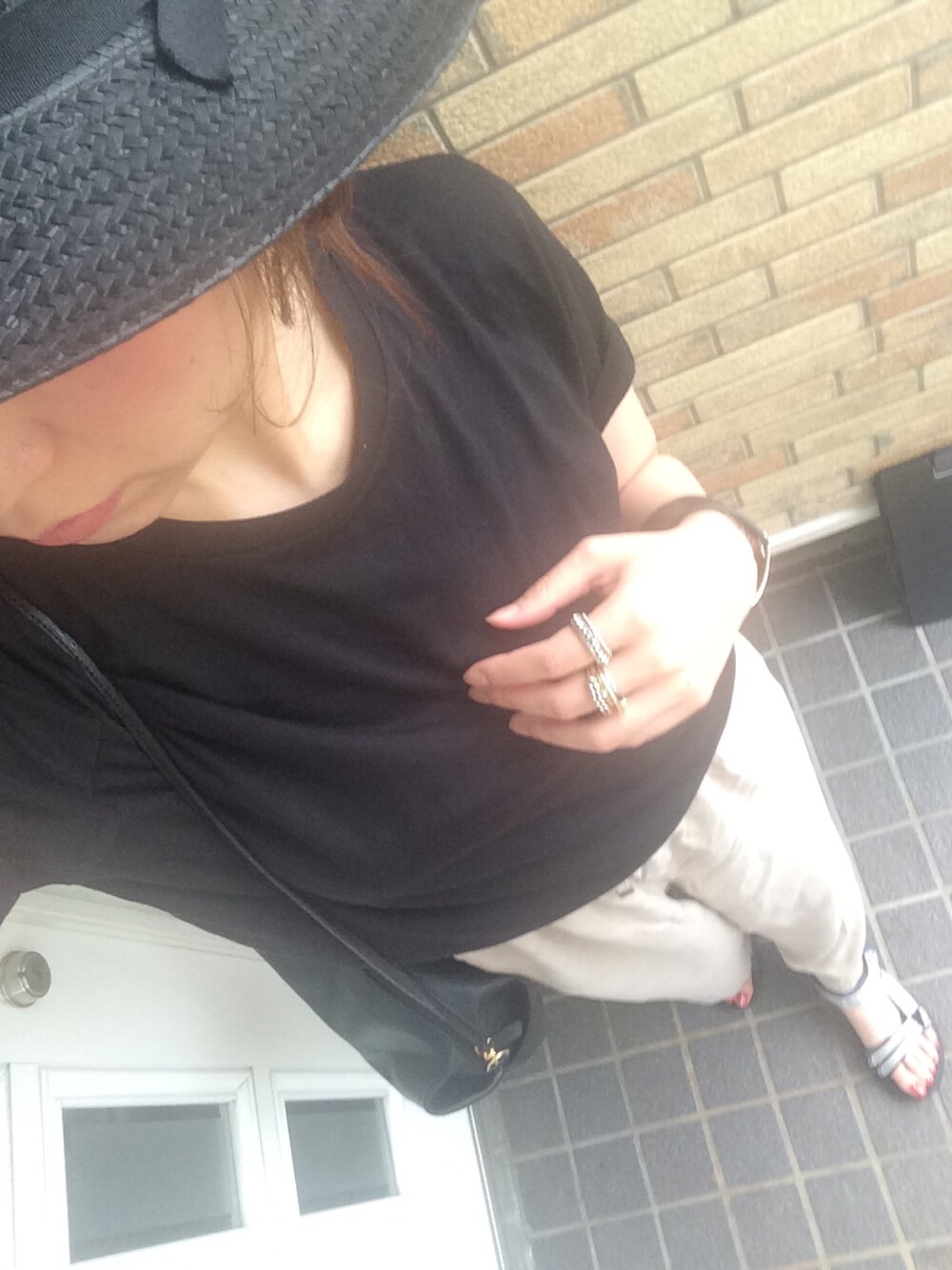 「teva、ワイドパンツ、黒Tシャツ、ハット、シンプル」｜「JEANASISのペーパーナカオレハット/559617 （ハット、ブラック系）」を使った、♡mari♡さん（レディース・164cm）の夏コーディネートの1枚目の写真