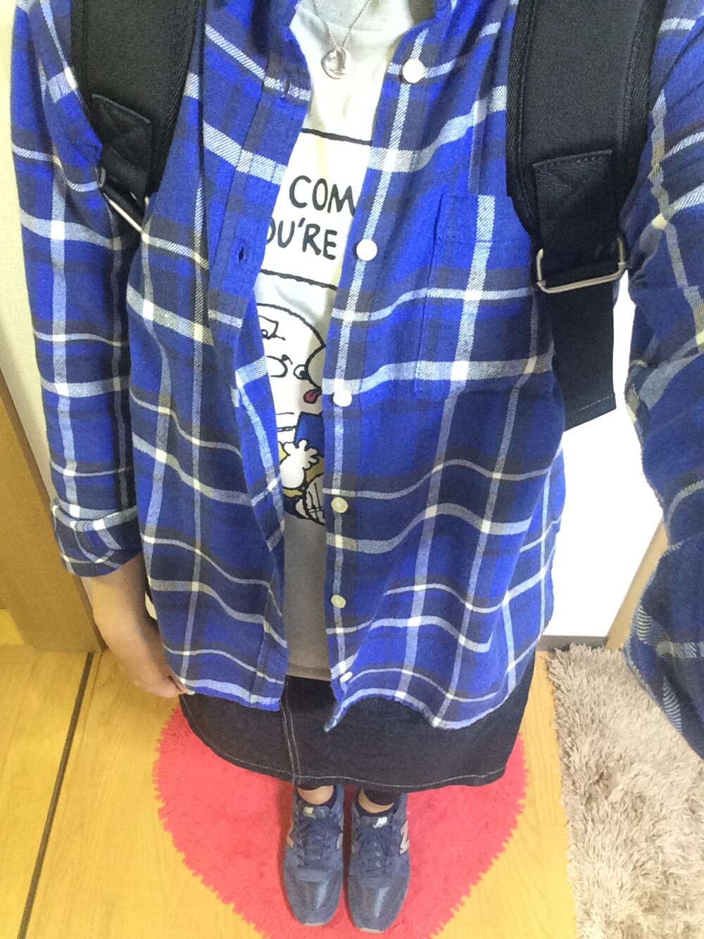 「UNIQLO、チェックシャツ、デニムスカート、New Balance、スヌーピー、marimekko、リュック」｜「UNIQLOのアイテム（シャツ/ブラウス、ブルー系）」を使った、yuki＊*さん（レディース・157cm）の春コーディネートの1枚目の写真