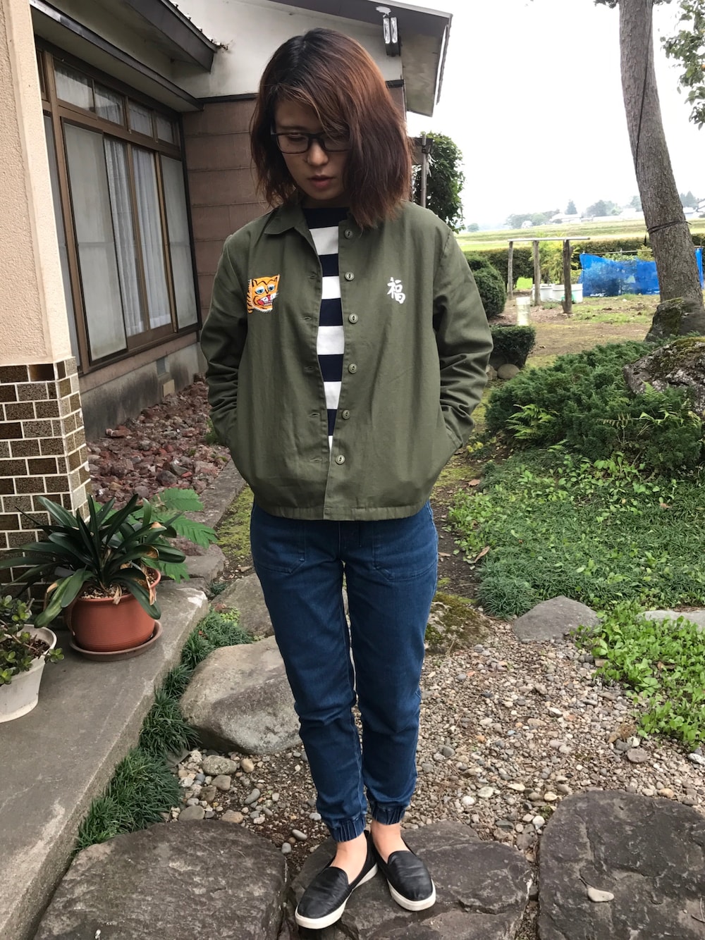 「ベトジャン、ベトナムジャケット、ラクチンコーデ、ボーダートップス、ボーダー、UNIQLO、ジョガーパンツ、ジョガーパンツ着心地最高、ジョガーデニム、めがね」｜「UNIQLOのアイテム（Tシャツ/カットソー、その他）」を使った、S子さん（レディース・162cm）の秋コーディネートの1枚目の写真