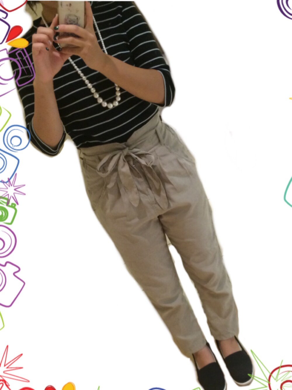 ブラック系のTシャツ/カットソー、ベージュ系のその他パンツ、ブラック系のその他シューズを着用したレディースの秋コーディネートの1枚目の写真