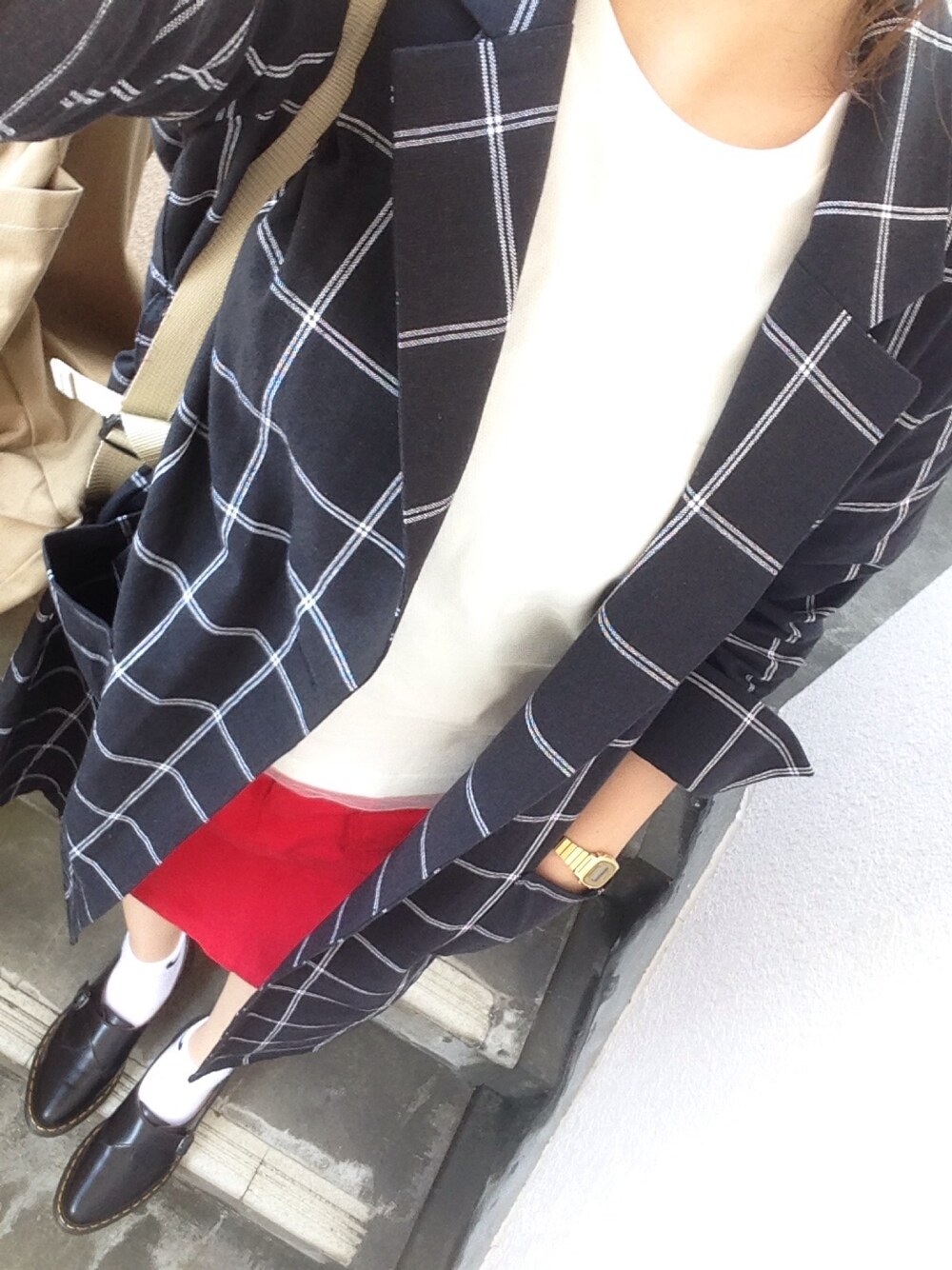 「赤、赤×黒、カジュアル、Dr.Martens、NIKE、リュック、秋のコーデ」｜「w closetのアイテム（Tシャツ/カットソー、ホワイト系）」を使った、paola♪さん（レディース・157cm）の秋コーディネートの1枚目の写真